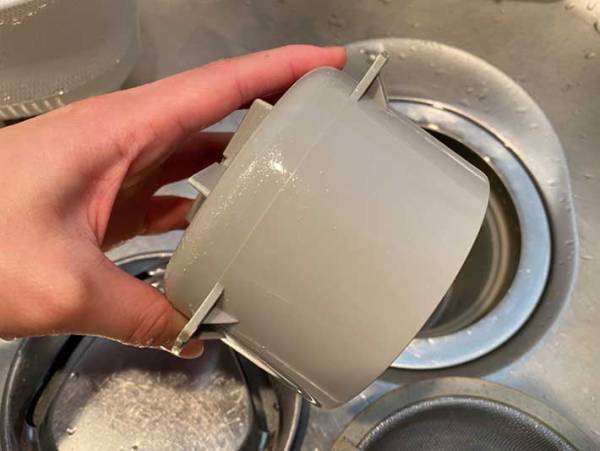 「掃除してないのにきれいで感動！」　シンクのゴミ受けに入れるだけで…？