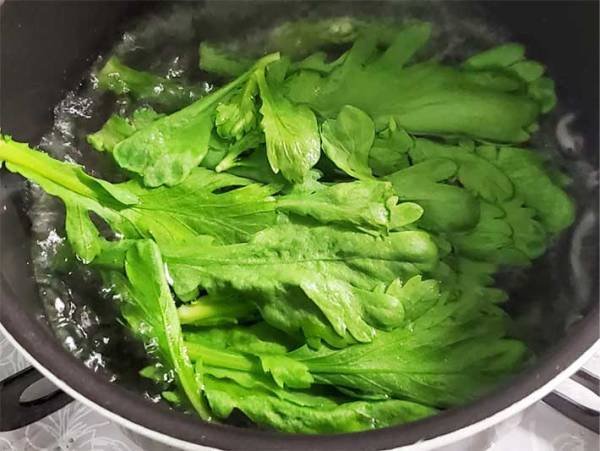 春菊、何分ゆでるのがベスト？　味の素の目安で「え、すんごい甘い！」