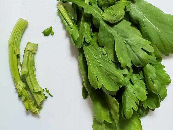 春菊、何分ゆでるのがベスト？　味の素の目安で「え、すんごい甘い！」