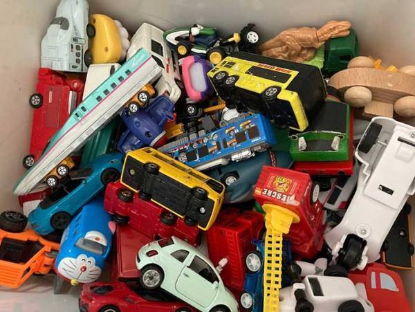 ２歳児「黄色いブーブーどこー！」　おもちゃ箱がゴチャゴチャだったので…？