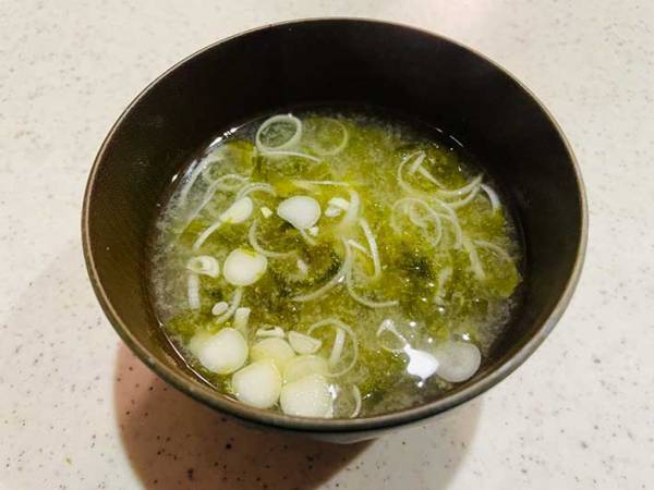 １人分の味噌汁作り、面倒じゃない？　鍋不要のレシピに「ズボラ人注目！」