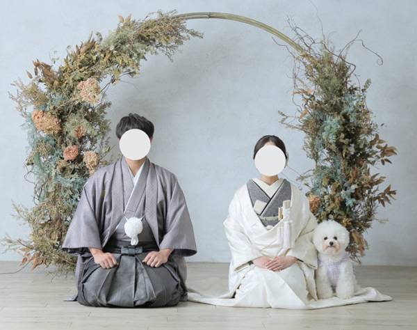 夫婦で写真を撮ったのに「２人だけじゃない？」一緒に写る姿に１７万いいね！