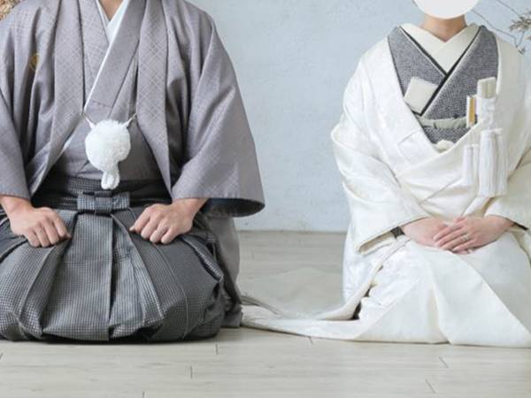 夫婦で写真を撮ったのに「２人だけじゃない？」一緒に写る姿に１７万いいね！