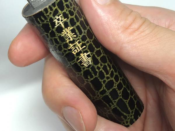 卒業証書の筒を開けると？　出てきたものに「天才かよ」「これ欲しい！」