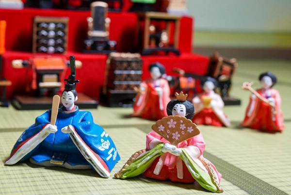 三人官女のつぶやきに「大爆笑」　優しい笑顔の裏では…