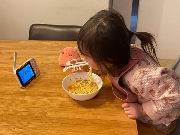 ラーメンを食べる娘が見ていたのは？　１６万『いいね』を集めた写真がコチラ