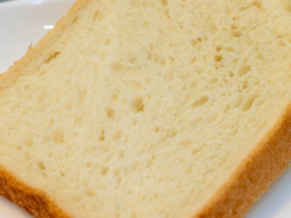 レンチンしても底が湿らない！　意外なアイテムを使った食パン温め術が「ナイスアイディア」