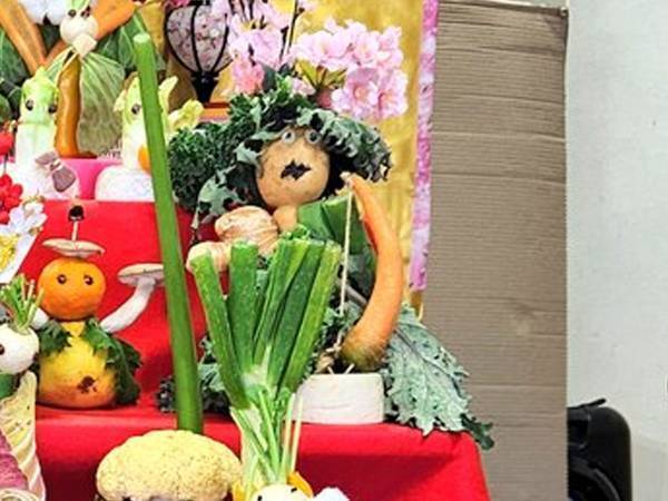 「すごくユニークなひな壇」　野菜の『変わり雛』に「ふふっ」