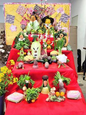 「すごくユニークなひな壇」　野菜の『変わり雛』に「ふふっ」