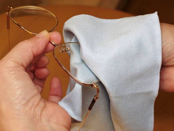 理想の洗濯頻度は１週間に一度？　メーカー公式サイトが教えるメガネ拭きのお手入れ方法に「驚き」