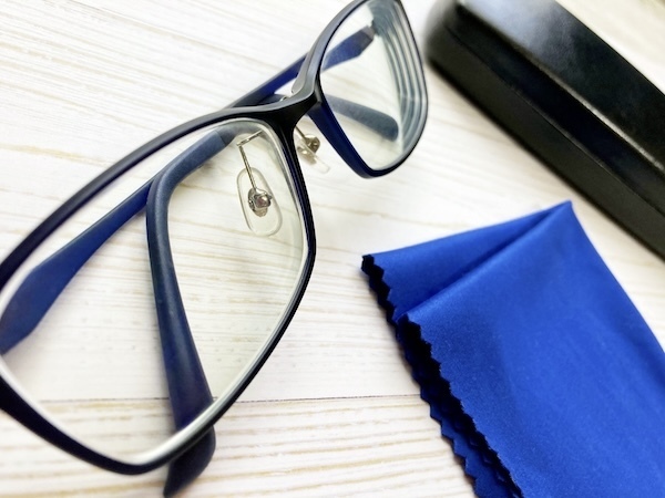 理想の洗濯頻度は１週間に一度？　メーカー公式サイトが教えるメガネ拭きのお手入れ方法に「驚き」