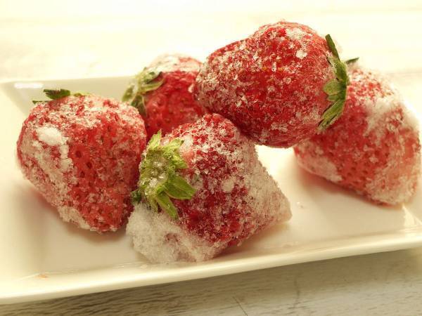 イチゴをおいしく冷凍するには？　裏技に「そんな手が」「初めて知った」