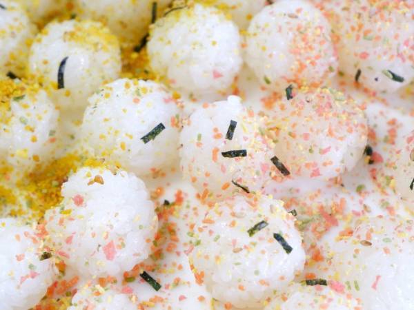 ラップを使ったプチおにぎり量産テクニック　「これはすごい」「簡単！」