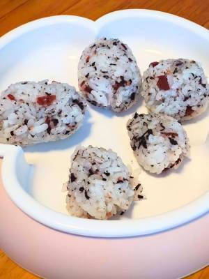 ラップを使ったプチおにぎり量産テクニック　「これはすごい」「簡単！」