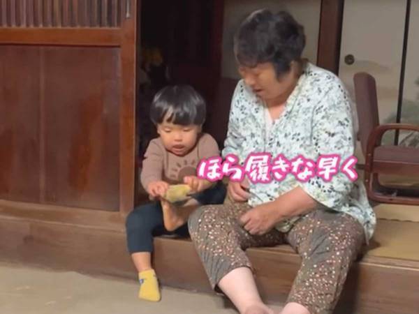 靴下を履けないひ孫　斜め上の展開に「面白すぎて涙出た」「ヒドイ」