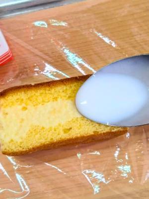 カステラを冷凍すると新感覚アイスに？　誰でもできるアレンジに「めっちゃ気になる」「すっご」