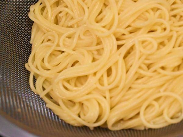 パスタの湯切りを効率化するには？　目からウロコの方法に「その手があったか！」「やってみる」