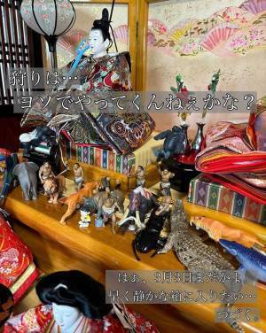 子供たちがひな人形に『お供え』したものが？　写真に「腹筋崩壊」「クセがすごい」