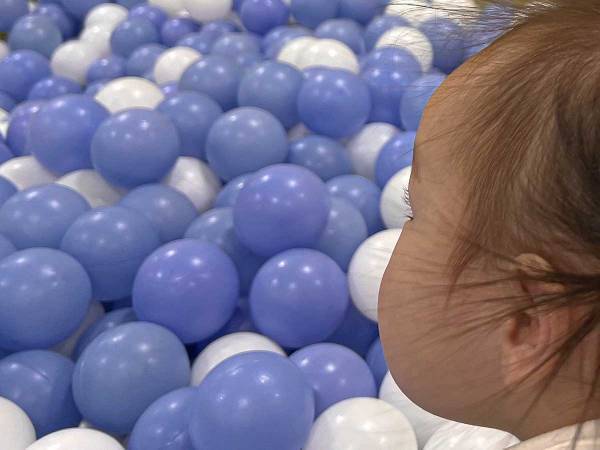 ボールプールの海で『ウニ』を発見…　写真に「笑った」「かわいすぎる」