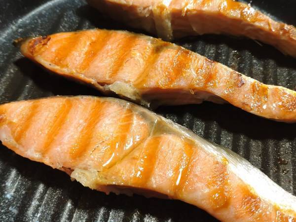 スーパーの塩鮭、どう塩抜きする？　方法に「やってみます」「お手軽」