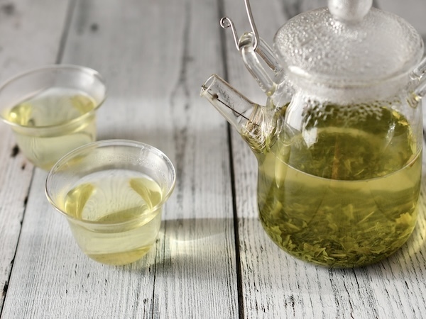 飲み終わった後のお茶の葉でOK！　ブーツの悪臭も撃退できる簡単「消臭剤」の作り方