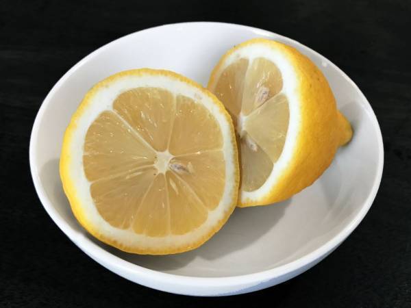 レモンをきれいに絞り切るには？　フォークを使った裏技に「家呑みに最適」「早く知りたかった」