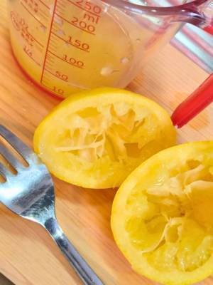 レモンをきれいに絞り切るには？　フォークを使った裏技に「家呑みに最適」「早く知りたかった」