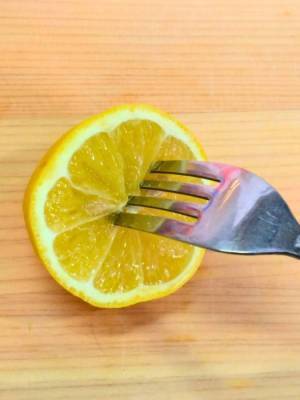 レモンをきれいに絞り切るには？　フォークを使った裏技に「家呑みに最適」「早く知りたかった」