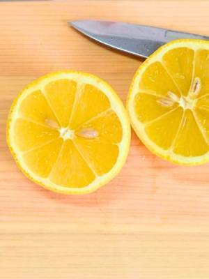 レモンをきれいに絞り切るには？　フォークを使った裏技に「家呑みに最適」「早く知りたかった」