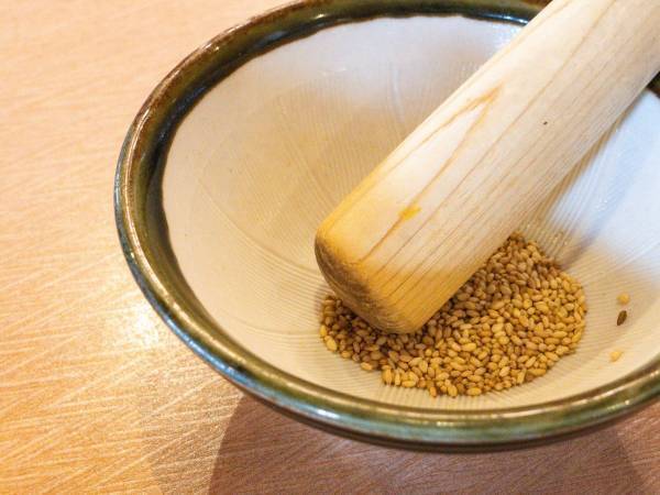 『すりごま』がいとも簡単に！　すり鉢もすり棒も不要の方法に「有益」「確かにいい」