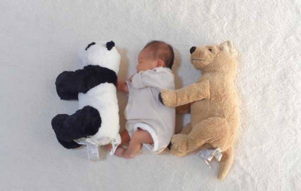 ０歳の娘　『IKEA』のぬいぐるみを添えると？　「発想が素敵」「尊い」