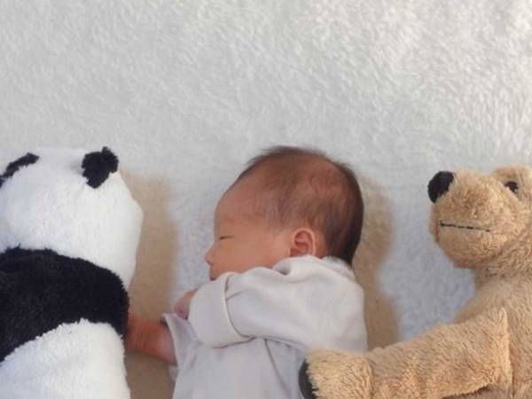 ０歳の娘　『IKEA』のぬいぐるみを添えると？　「発想が素敵」「尊い」