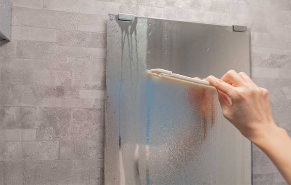 汚れで曇った風呂場の鏡、どう掃除すべき？　TOTOの回答に「もうサボらない！」