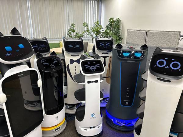 『大きな猫ちゃん』の姿に違和感…　集合写真に「誰だ」「知らない顔がいる！？」