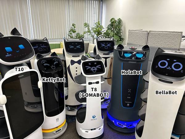 『大きな猫ちゃん』の姿に違和感…　集合写真に「誰だ」「知らない顔がいる！？」