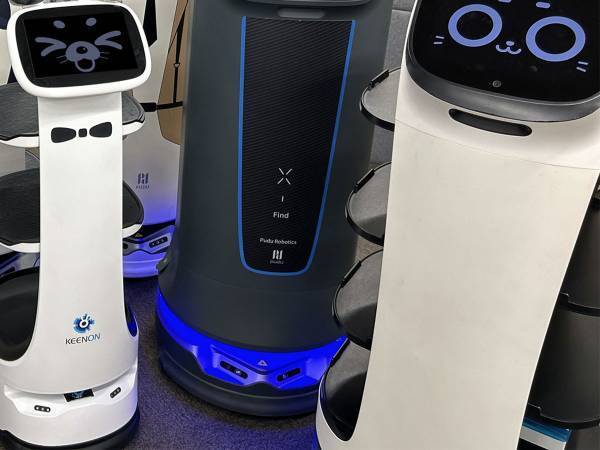 『大きな猫ちゃん』の姿に違和感…　集合写真に「誰だ」「知らない顔がいる！？」