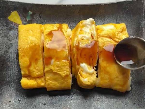 『さけるチーズ』を入れるとたまらん！　卵焼きの作り方に「コレはおいしそう」「メモしよ」
