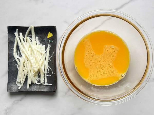 『さけるチーズ』を入れるとたまらん！　卵焼きの作り方に「コレはおいしそう」「メモしよ」