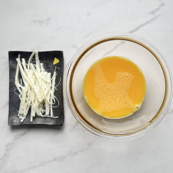 『さけるチーズ』を入れるとたまらん！　卵焼きの作り方に「コレはおいしそう」「メモしよ」