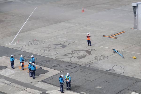 「天才！」「芸術的」　ひな祭りの日、空港の滑走路に突如現れたのは？