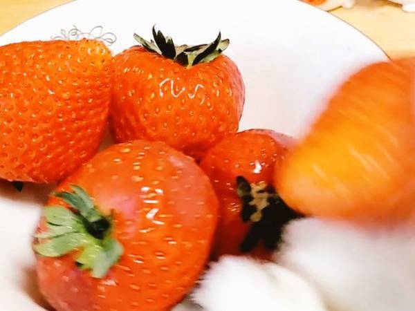 １粒のイチゴを奪った『犯人』に爆笑！　「犯行の一部始終！」「笑った」