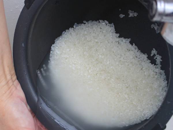 お米の研ぎ方次第でごはんがふっくら　コツに「今日からやります」「有益」