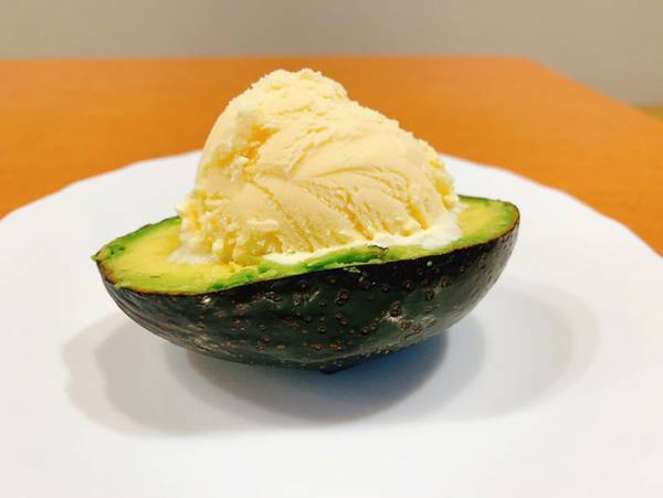 スーパーカップをのせるだけ？　明治が教えるレシピに「手が止まらない」