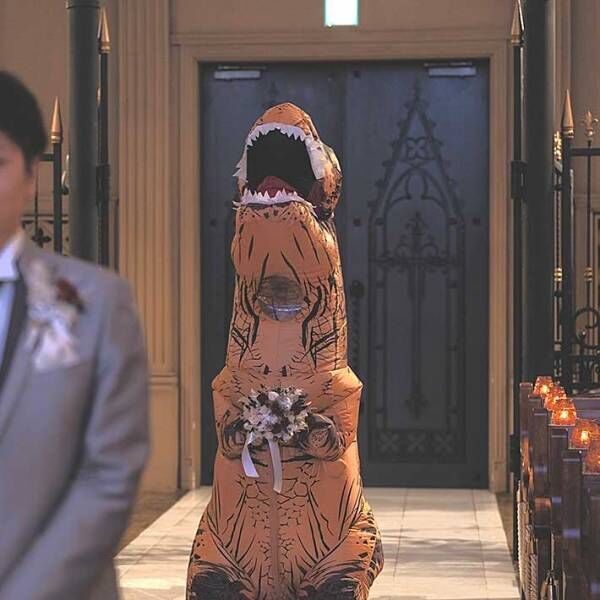 結婚式で新婦が恐竜の格好で入場する写真
