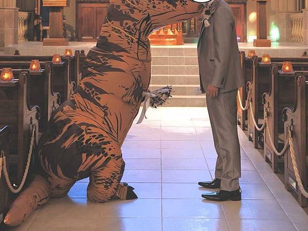 新婦の『ウェディングドレス』に「優勝」「元気が出た」　新郎が涙をこらえ振り返ると？