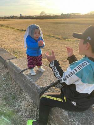「涙が出そう」「優しい世界」　小４と１歳が遊ぶ光景が、尊い
