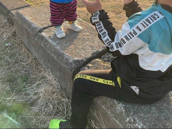 「涙が出そう」「優しい世界」　小４と１歳が遊ぶ光景が、尊い