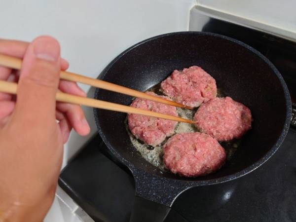 肉のうまみが際立つ！　セブンプレミアムが伝授するパン粉も卵もいらないハンバーグ