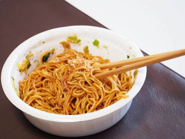 たったこれだけで長年の悩みが解消！　日清焼そばU.F.Oのフタ裏キャベツはコレで取る