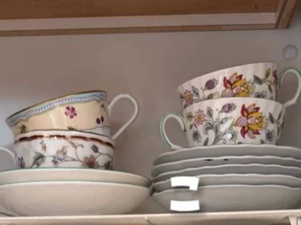 「すごい…」「これは天才だ！」　かさばるティーカップ、横向きにしまうと…？